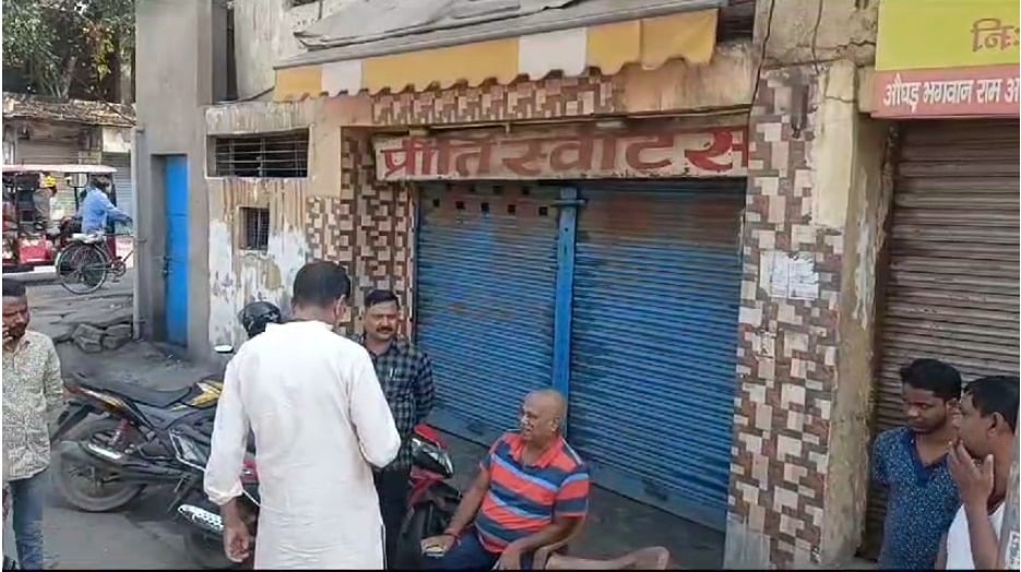 किशोरगंज चौक में मिठाई दुकान के संचालक पर हमले के विरोध में दुकानें बंद,मौके पर पुलिस तैनात