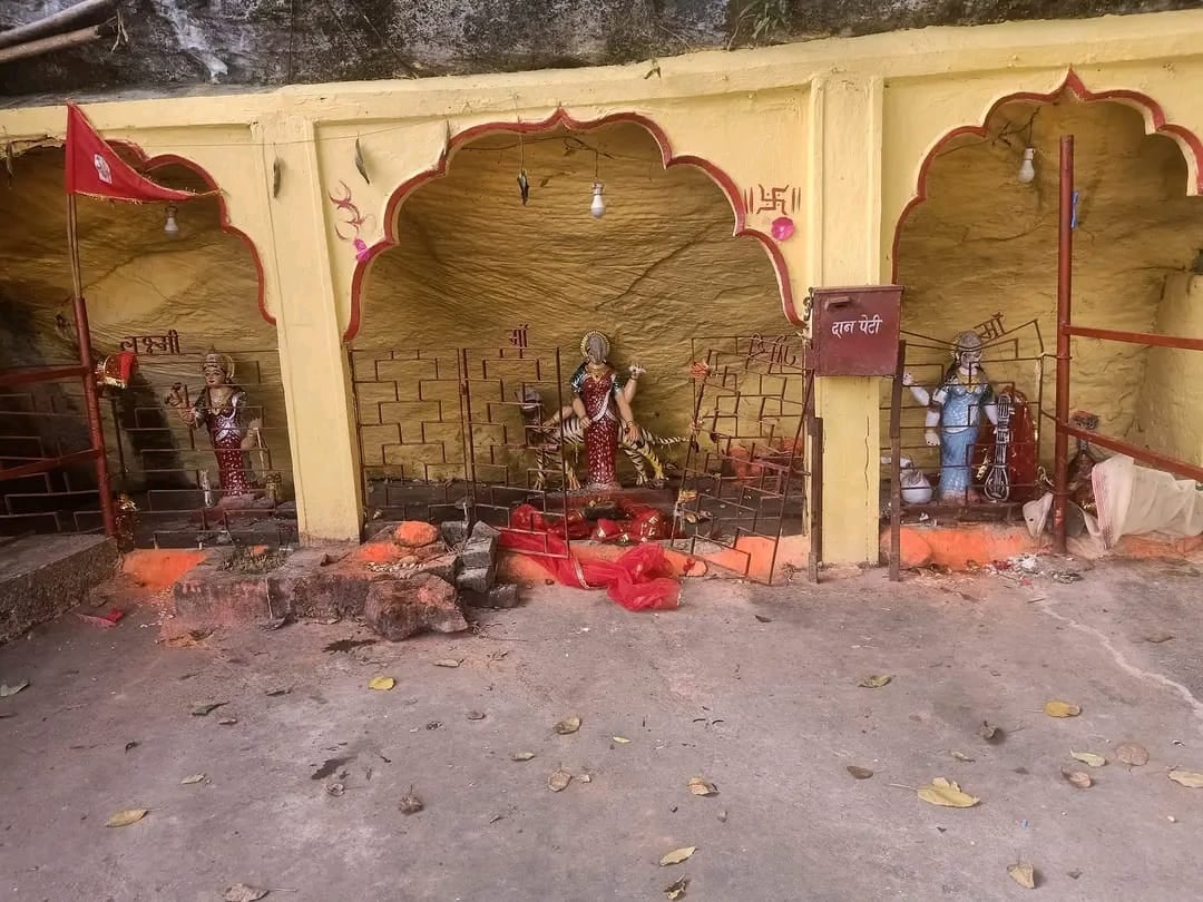 बोकारो के ललपनिया में आसमाजिक तत्वों की करतूत, मंदिर की मूर्तियों को तोड़ा, विरोध में सड़क जाम