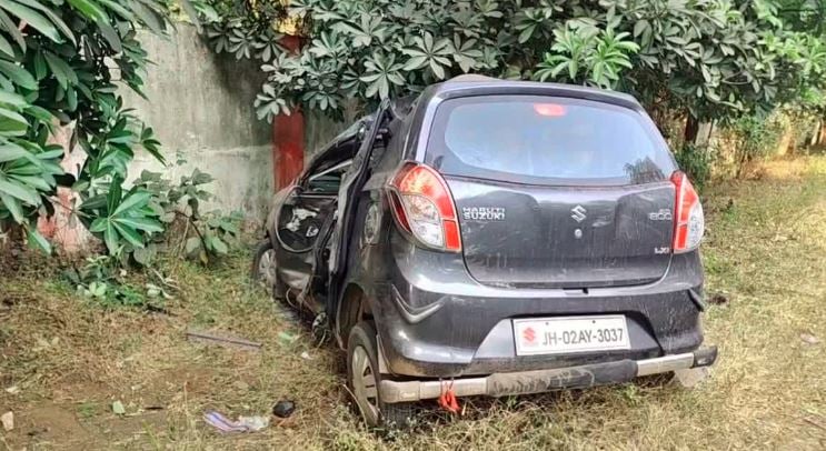 रामगढ़ में सड़क हादसा, बाइक को कार ने मारी टक्कर और पेड़ से टकराई, पांच लोग हुए घायल