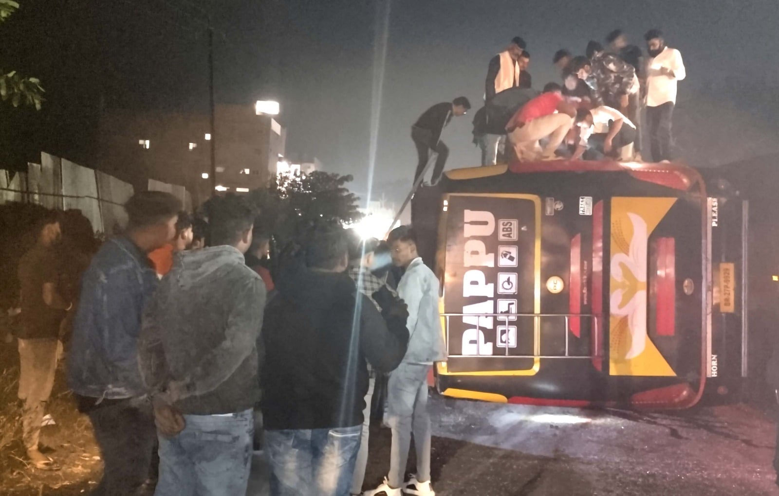 हजारीबाग जा रही बस पलटी, एक की मौत, कई घायल