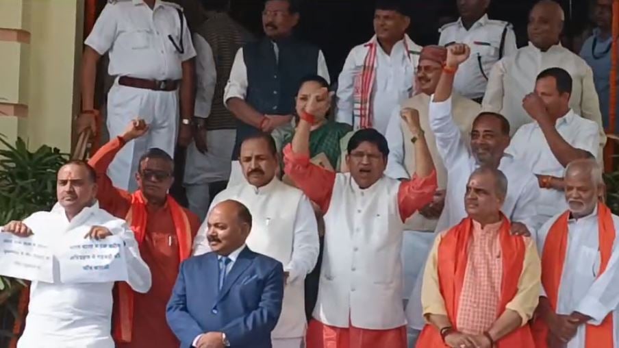 शीतकालीन सत्र : सदन की कार्यवाही शुरू होने से पहले ही विधान परिषद के बाहर बीजेपी का जोरदार हंगामा,मुख्यमंत्री नीतीश कुमार से की इस्तीफे की मांग