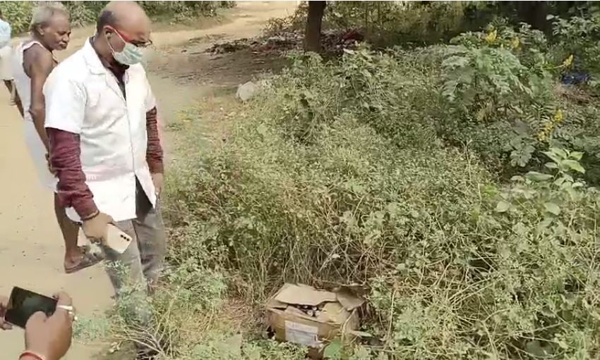 दुमका में झाड़ियों में मिली एक्सपायरी दवाइयां, जांच में जुटा विभाग