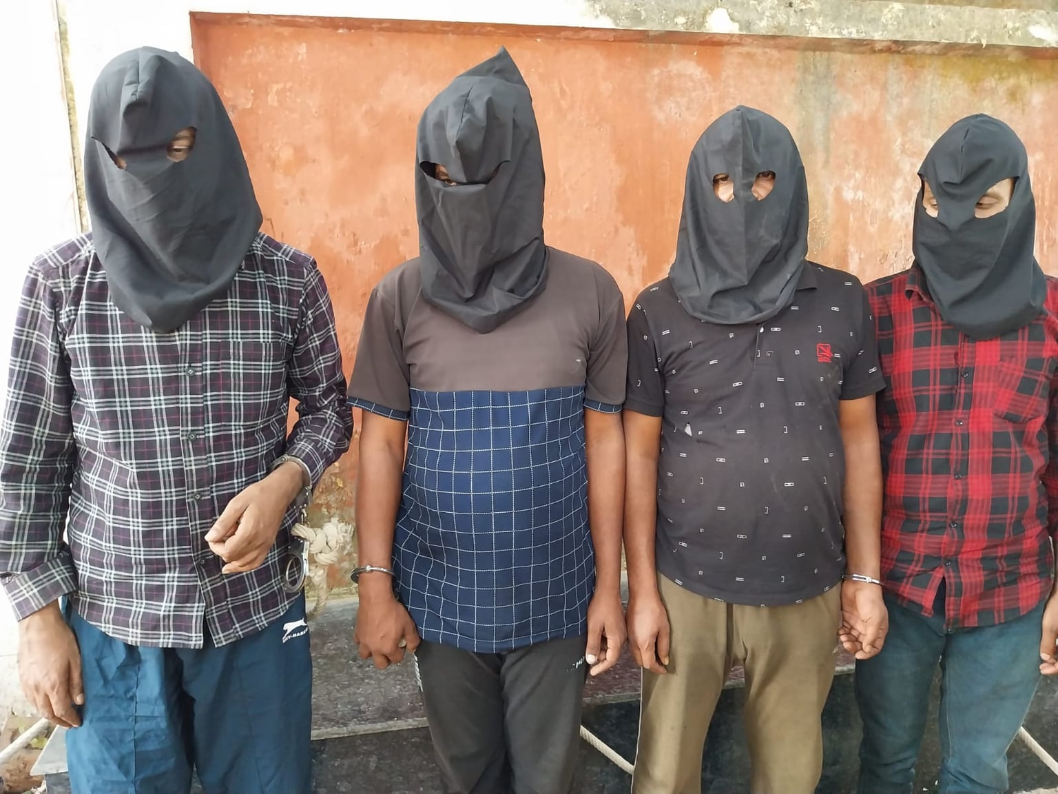 दुमका पुलिस ने चोर गिरोह का खुलासा करते हुए  6 चोरों को किया गिरफ्तार, 6 चार पहिया वाहन और एक टोटो किया जब्त