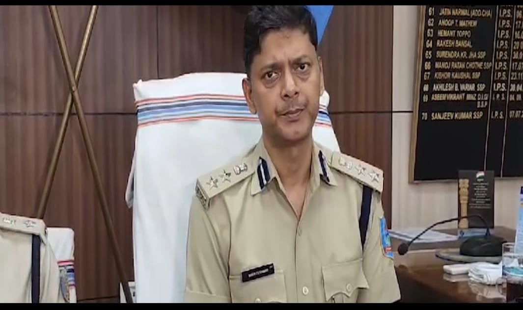 धनबाद में हथियार के साथ दो गिरफ्तार, मैगज़ीन और बुलेट बरामद