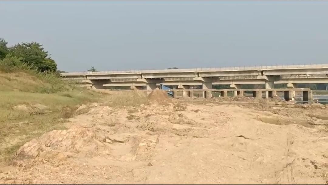 गुमला:छठ घाटों की सफाई को लेकर प्रशासन उदासीन, लोगों ने खुद से शुरु की सफाई, पढ़ें क्या कहते हैं स्थानीय लोग