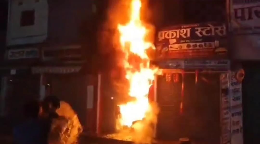 सीतामढ़ी:शॉट सर्किट से दुकान और निजी विद्यालय में लगी आग, 20 लाख की  संपत्ति जलकर राख