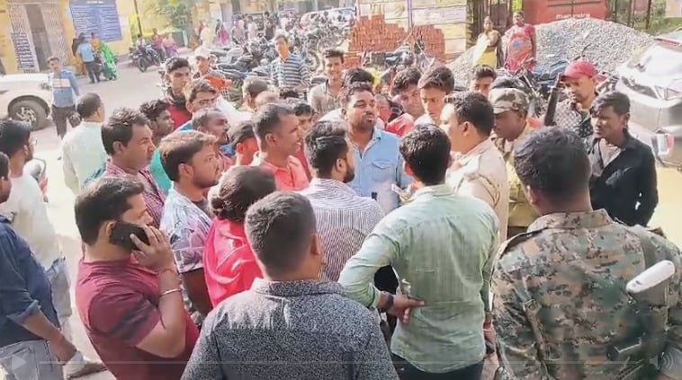 सड़क दुर्घटना में मिठाई दुकानदार की मौत, आक्रोशित परिजनों ने सदर अस्पताल में जमकर किया हंगामा