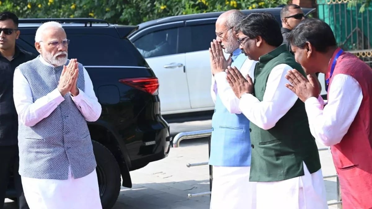 Jharkhand breaking- बिरसा मुंडा मेमोरियल पार्क पहुंचे पीएम मोदी, धरती आबा बिरसा मुंडा को दिया भावपूर्ण श्रद्धांजलि