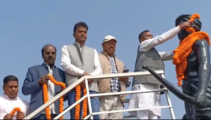 राज्य गठन के 23 साल बाद भी बुनियादी सुविधाओं से वंचित है झारखंड का ये गांव, जानिए क्या कहते हैं प्रशासनिक पदाधिकारी