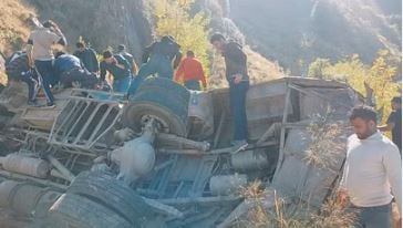 दर्दनाक सड़क दुर्घटना:- चिनाब नदी की खाई में गिरी बस, 38 मुसाफिरों की मौत की खबर