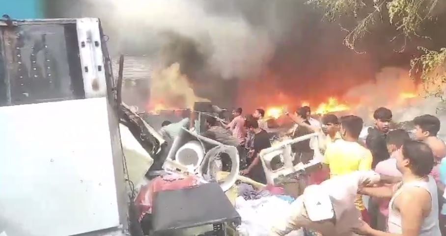 पटना में दो दिन में तीसरी आगलगी की घटना, पहले कॉस्मेटिक और मकान अब कबाड़ी की दुकान