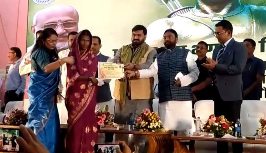 देवघर में भी झारखंड स्थापना दिवस की धूम, मंत्री हाफिजुल ने किया परिसंपत्तियों का वितरण, कई विभाग के अधिकारियों को कार्यशैली सुधारने की दी चेतावनी