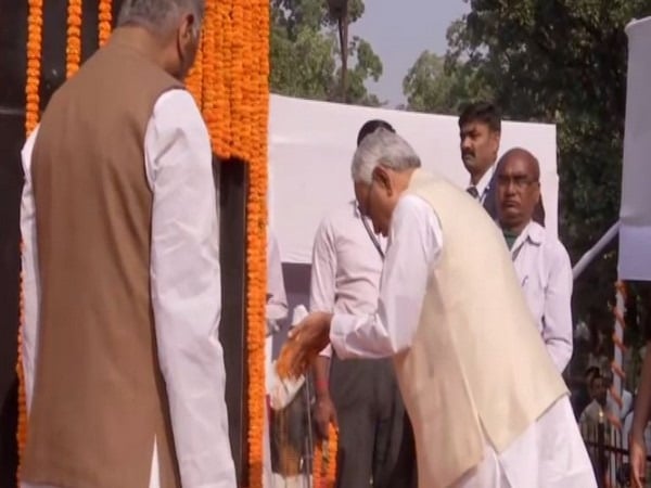 बिरसा मुंडा की जयंती पर सीएम नीतीश का पत्रकारों पर तंज! कहा हम आपके प्रशंसक है, सवालों का नहीं दिया कोई जबाव