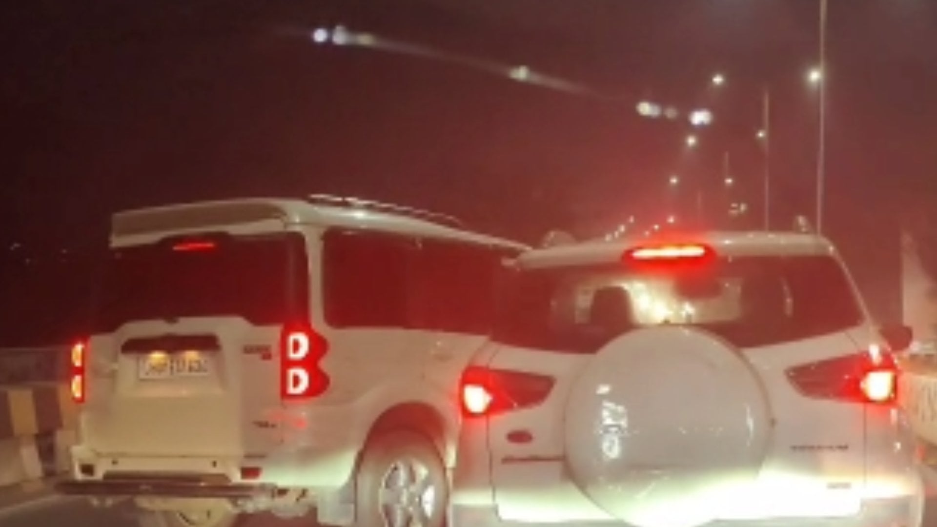 विधायक जी की गाड़ी है! बीच सड़क पर महिला की कार रोक कर बदतमीजी,पुलिस आधे घन्टे तक नदारद