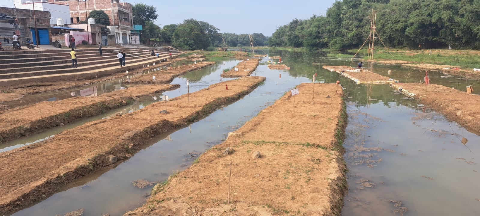 देवघर में पैसे देकर साफ-सुथरा घाट खरीदने को मजबूर है व्रति परिवार, जानें क्यों जिला प्रशासन के रवैये से नाखुश हैं लोग