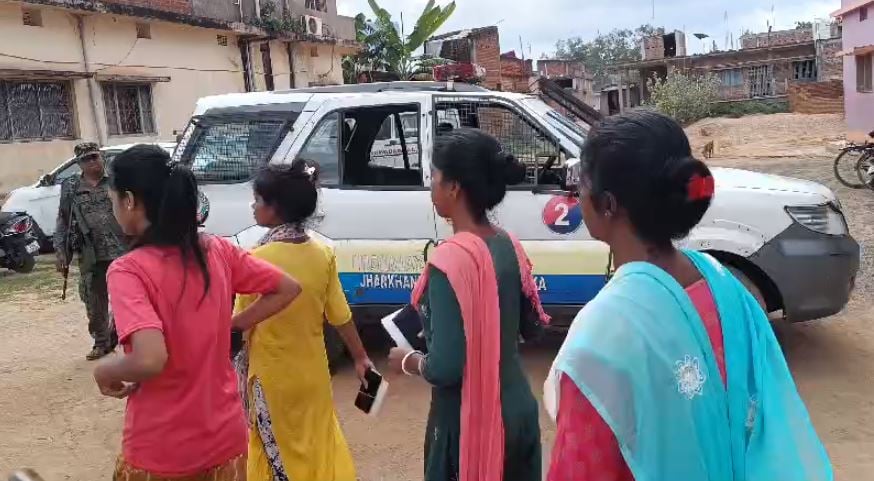 चार लड़कियों को पकड़ थाने ले गई पुलिस, स्थानीय लोगों ने संदिग्ध करार देते हुए की थी शिकायत, जानिए क्या है पूरा मामला