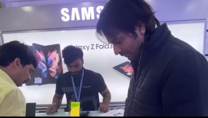 तेज प्रताप की दरियादिली, फुटपाथ पर कलम बेच रही बच्ची को दिया 50 हजार का फोन