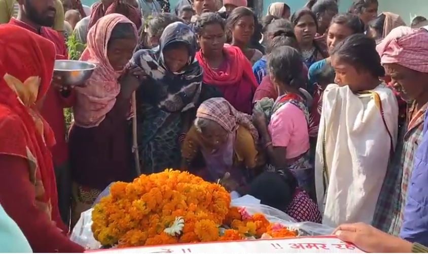 गुमला: घाघरा के शहीद जवान संतोष उरांव को श्रद्धांजलि देने उमड़ी लोगों की भीड़, परिवार वालों का रो-रो कर बुरा हाल
