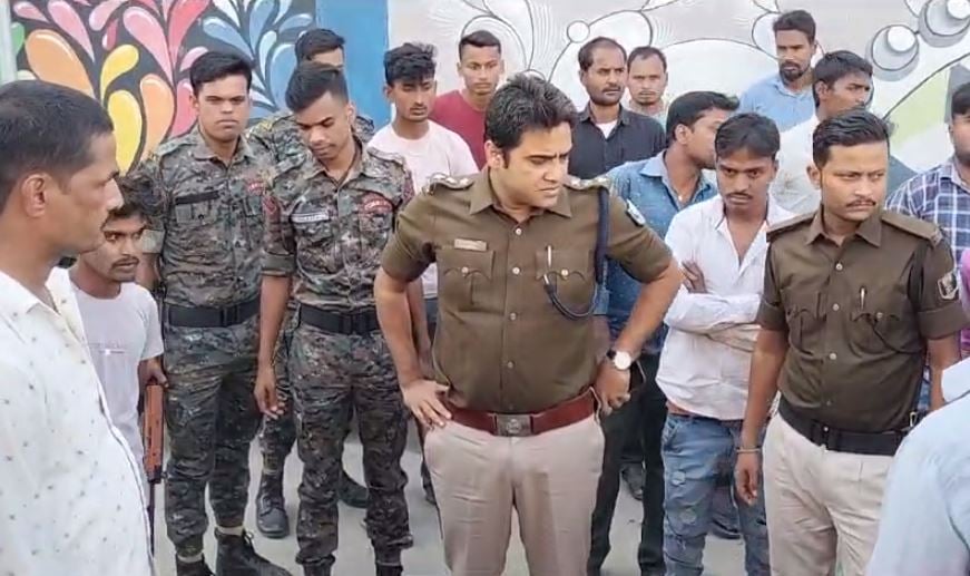 सीतामढ़ी: छठ का सामान खरीदने गए युवक की चाकू मारकर हत्या, आक्रोशित लोगों ने किया सड़क जाम