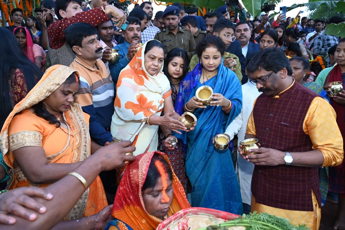 आम श्रद्धालु के रूप में छठ घाट पत्नी के साथ पहुंचे CM हेमंत!मजदूर के परिवार के साथ सूर्य भगवान को दिया अर्घ्य