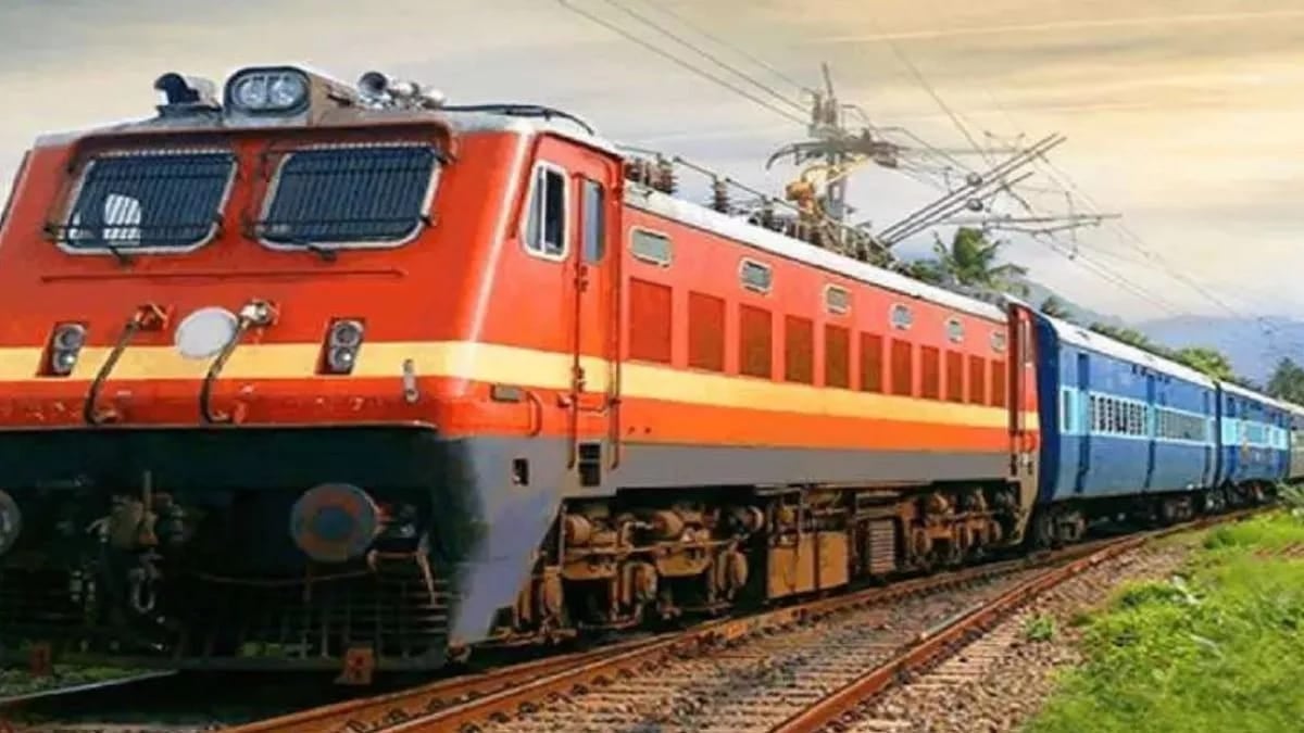 बड़ा सवाल:ट्रेन से यात्रा कितनी सुविधाजनक, छठ में तो जैसे तैसे गए,अब होली की सता रही चिंता, RAC और वेटिंग का बोर्ड लगना शुरू