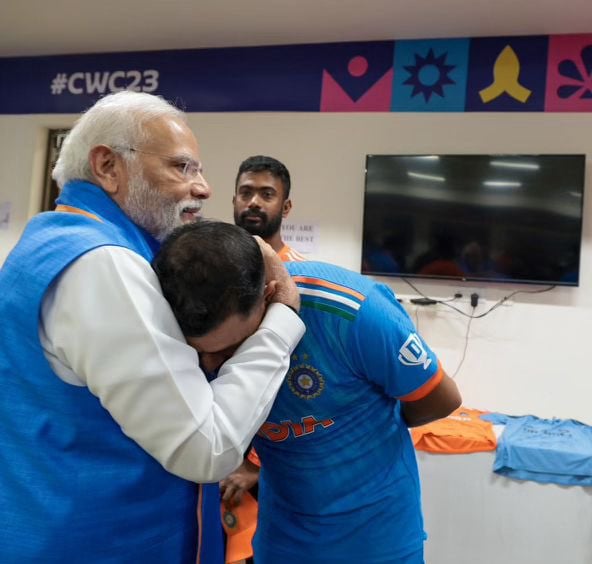 जब ड्रेसिंग रूम में फूट-फूट कर रो रहे थे शमी तो प्रधानमंत्री ने सीने से लगा कर दी हिम्मत, पढ़िए एक रिपोर्ट
