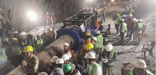 उम्मीदें अभी बाकी है! मुरमुरे और ड्राईफ्रूटस के सहारे उत्तरकाशी टनल में फंसे मजदूर लड़ रहे जिंदगी की जंग...