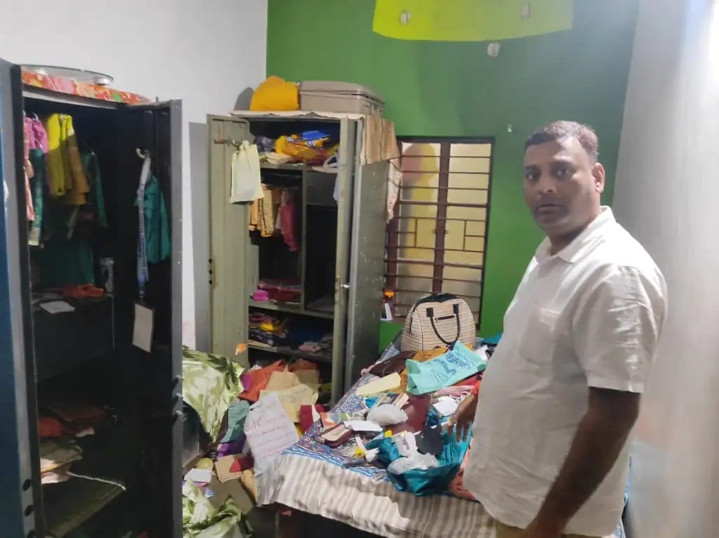जमशेदपुर: पशुपालन विभाग के सहायक के घर ज्वेलरी सहित लगभग 21 लाख की चोरी, बेहोशी का स्प्रे सूंघाकर चोरों ने घर को लूटा, पढ़ें पूरा मामला