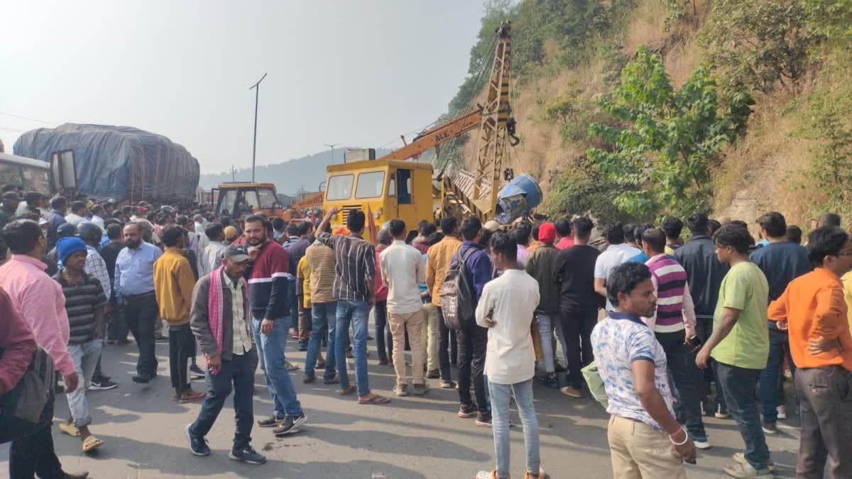 रामगढ़:  चुटूपालू घाटी में भीषण सड़क हादसा, ट्रेलर ने ट्रैक्टर को मारी टक्कर, तीन की मौत, कई घायल
