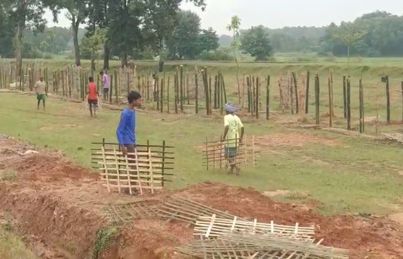 गुमला : वृक्षारोपण कार्य के तहत गरीब ग्रामीणों को मिला रोजगार का अवसर, मजदूरों के पास पलायन के अलावा नहीं था कोई दूसरा विकल्प, जानिए