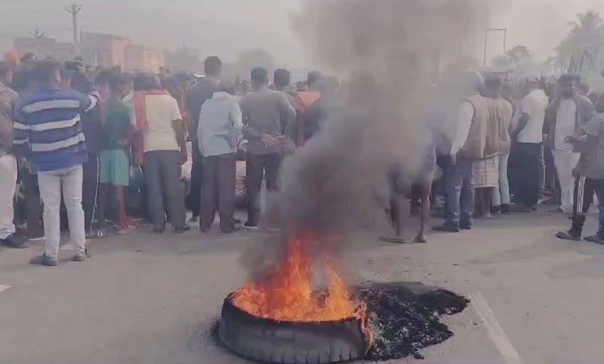 जमशेदपुर: अनियंत्रित टेलर ने किसान को रौंदा, आक्रोशित ग्रामीणों ने टायर जलाकर किया एनएच- 33 जाम
