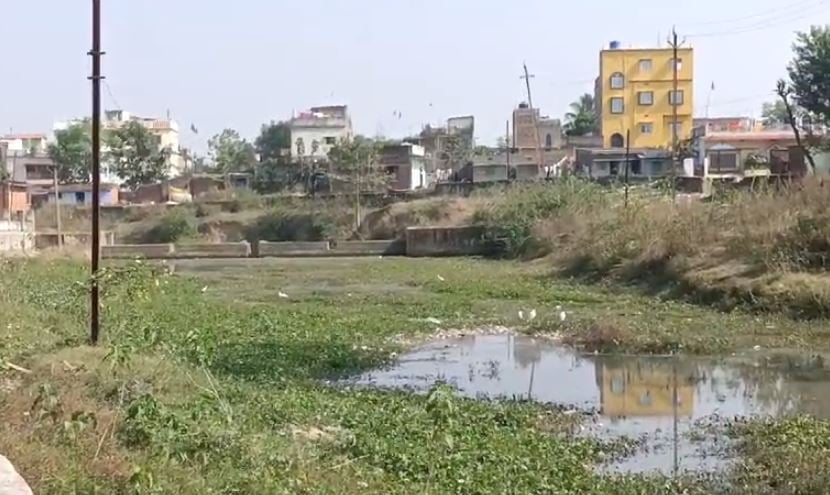 गुमला: खतरे में है पुग्गू नदी का अस्तित्व,  कचरा डंपिंग करने वालों ने बना दिया कूड़ा दान