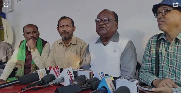 एयरपोर्ट, सड़क, खदान आखिर किस किस नाम पर लूटी जाती रहेगी आदिवासियों की जमीन! एक बार फिर से लोबिन हेम्ब्रम ने हेमंत सरकार को लगायी फटकार