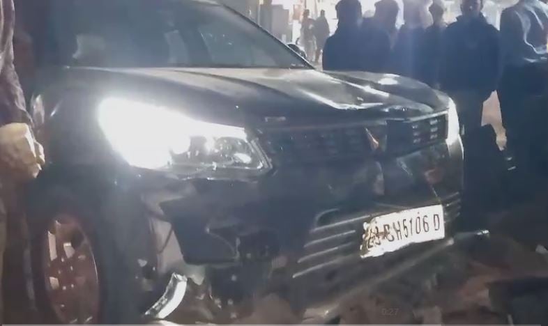 पलामू : तेज रफ्तार का कहर, अनियंत्रित कार ने आधा दर्जन मोटरसाइकिल सहित तीन लोगों को मारी टक्कर, दो की हालत गंभीर