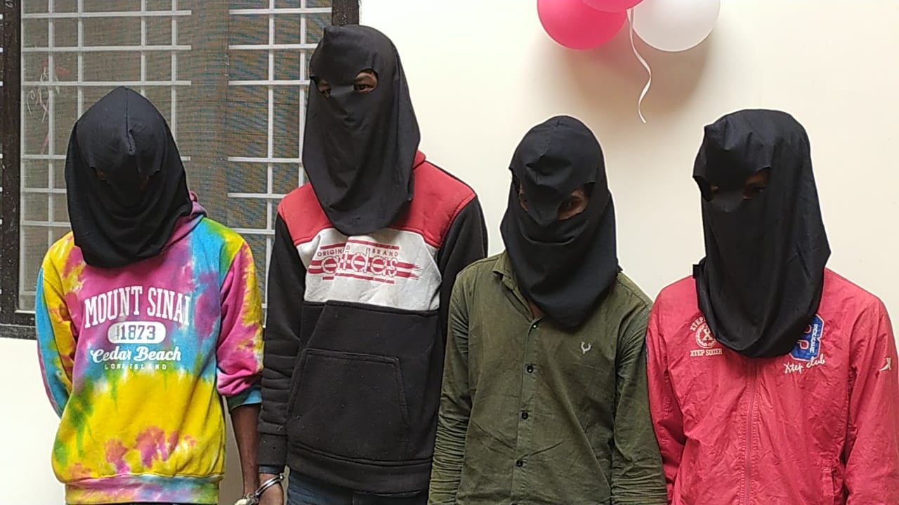 दुमका में बढ़ा चोरों का आतंक! पुलिस ने दो चोरी के मामलों का किया खुलासा, 4 गिरफ्तार, पढ़ें, क्या होगा पुलिस का अगला कदम