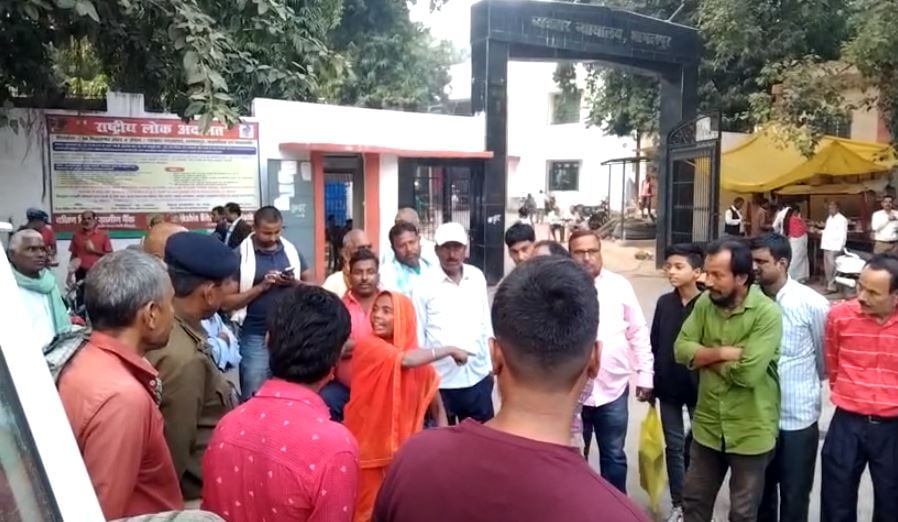 भागलपुर में बीच सड़क सास और दामाद के बीच घंटों चला हाई वोल्टेज ड्रामा, लोगों की जुटी भीड़,जानिए पूरा मामला