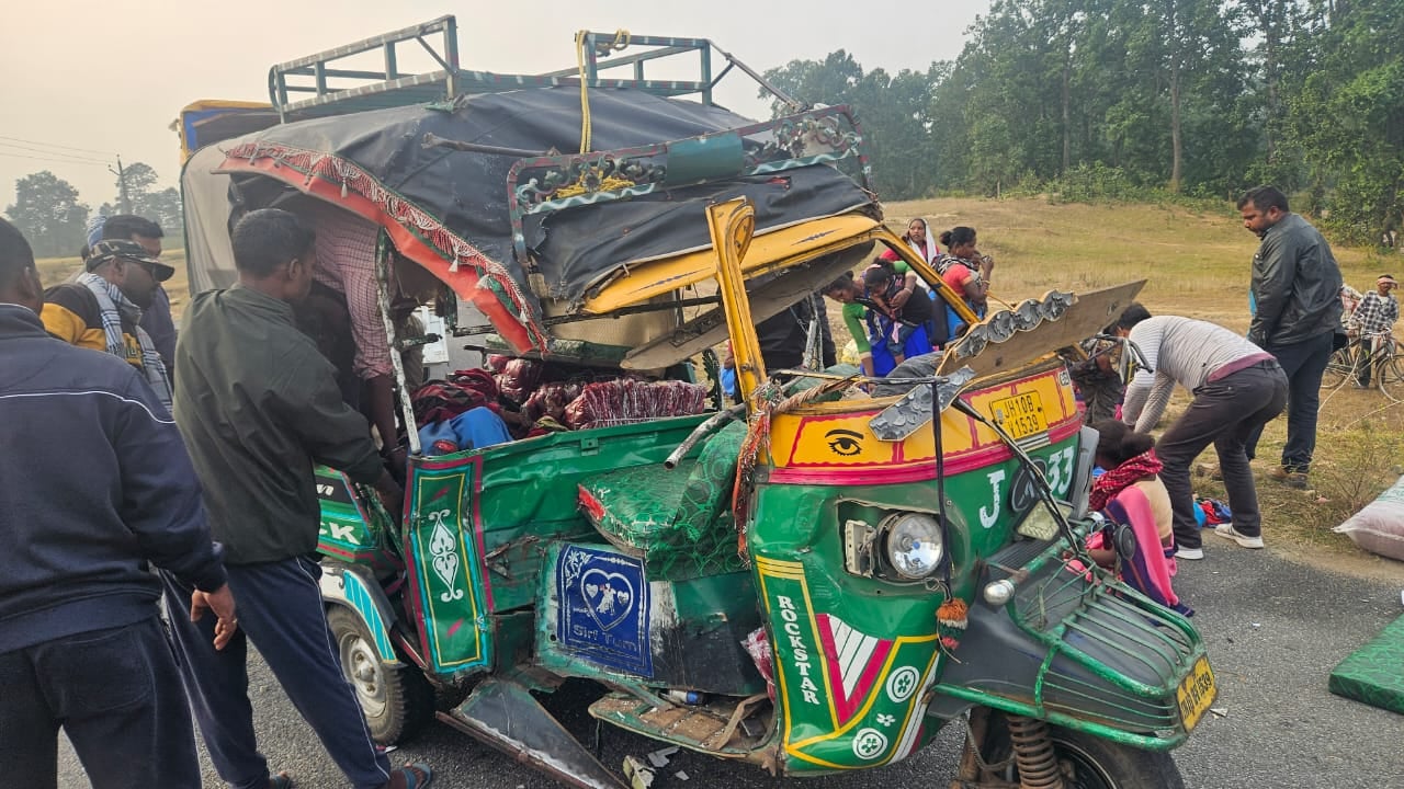 गुमला में ऑटो रिक्शा और बस में जोरदार टक्कर, ऑटो सवार 11 लोग घायल, एक की मौत