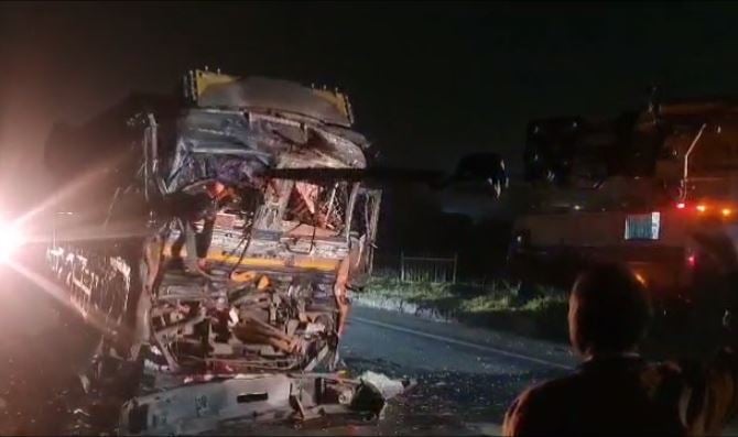 रामगढ़ हाइवे पर भीषण सड़क दुर्घटना, ट्रक के केविन में फंसा ड्राइवर, काफी मशक्कत के बाद निकाला गया बाहर