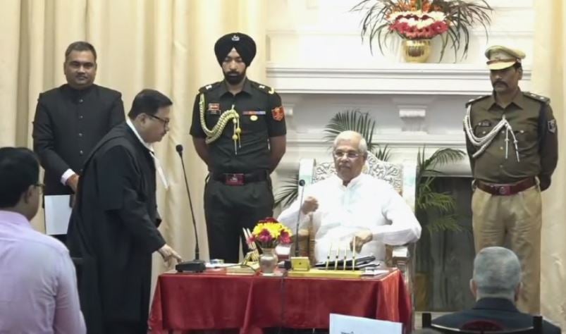 पटना हाई कोर्ट के नए जस्टिस विवेक चौधरी को राज्यपाल ने दिलाई शपथ, कई गणमान्य रहे मौजूद