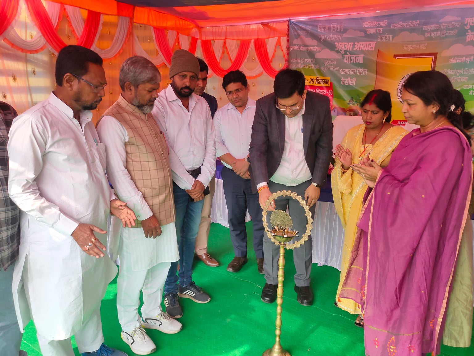 "आपकी योजना-आपकी सरकार-आपके द्वार"-प्रशासन, सरकार एवं जनता के बीच की दूरी को पाटना है  उद्देश्य - उपायुक्त