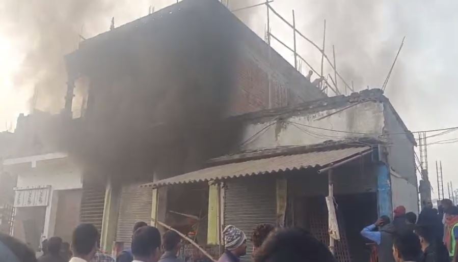 मोतिहारी में शॉर्ट सर्किट से घर में लगी आग, एक ही परिवार के तीन लोगों की मौत, दो की हालत गंभीर