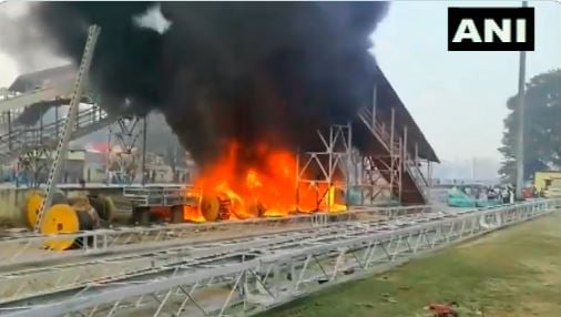 कुल्टी रेलवे स्टेशन के प्लेटफॉर्म में लगी आग, आसमान छू रही थी आग की लपटें, जानिए आगे क्या हुआ