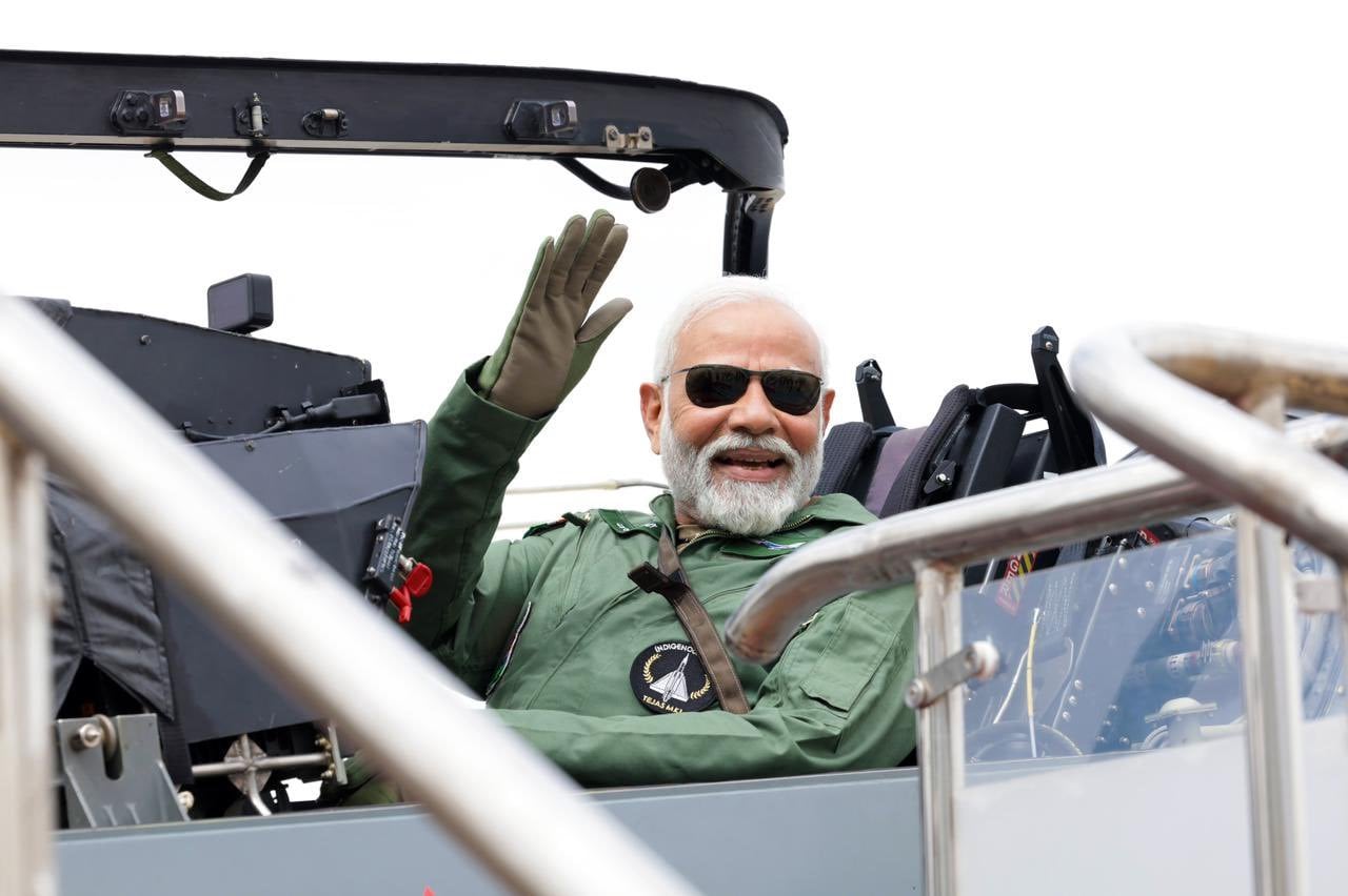 पीएम मोदी ने भरी तेजस की उड़ान, एयरोनॉटिकल इंजीनियर को दी बधाई