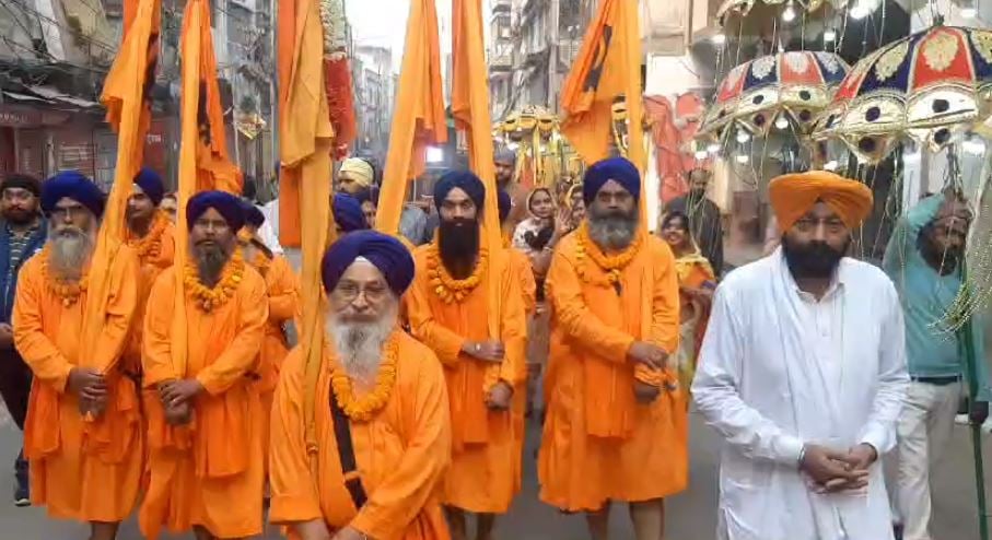 पटना: गुरु नानक जयंती का तीन दिवसीय अखंड पाठ प्रारंभ, गाजे-बाजे के साथ निकाली गयी प्रभात फेरी