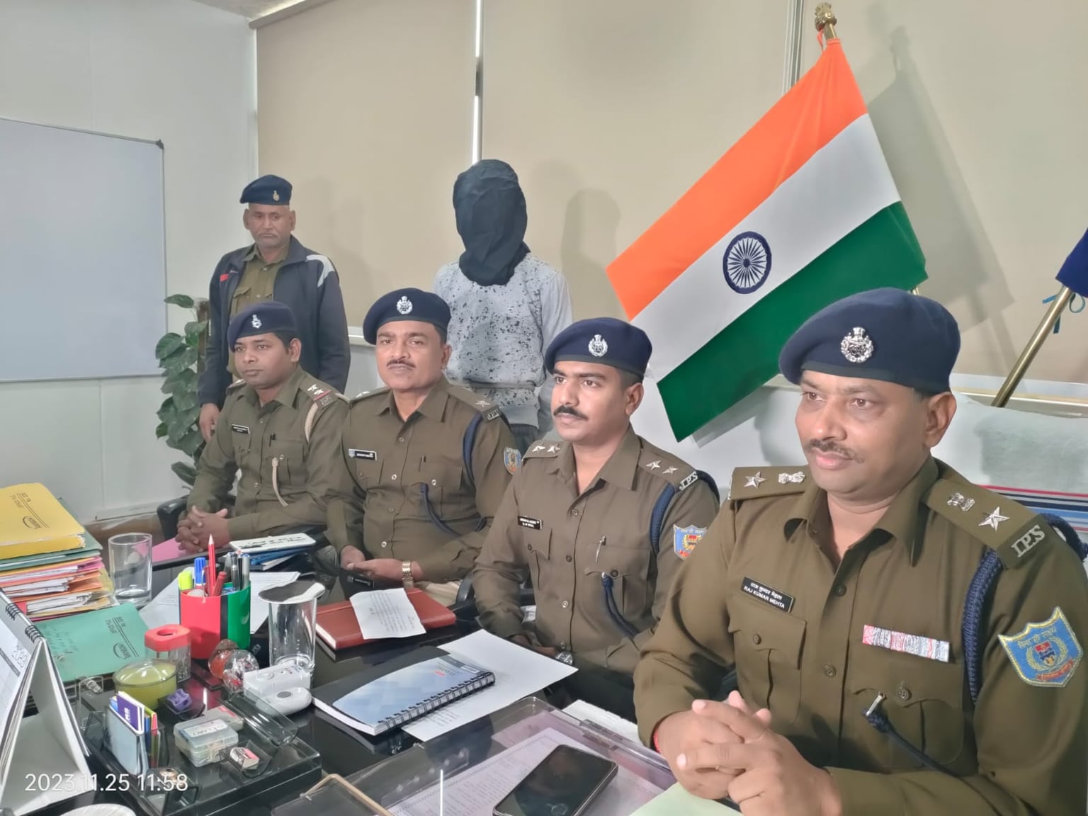 इंस्टाग्राम पर घूम रहे हवस के पुजारी! नाबालिग लड़कियों पर डोरे डाल कर करते हैं ब्लैक मेल,जानिए कैसे फसाते हैं जाल में