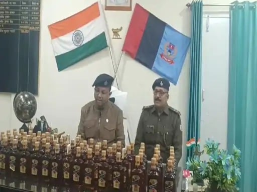 झारखंड से बिहार ले जा रहे थे विदेशी शराब, पुलिस ने बीच में किया गिरफ्तार