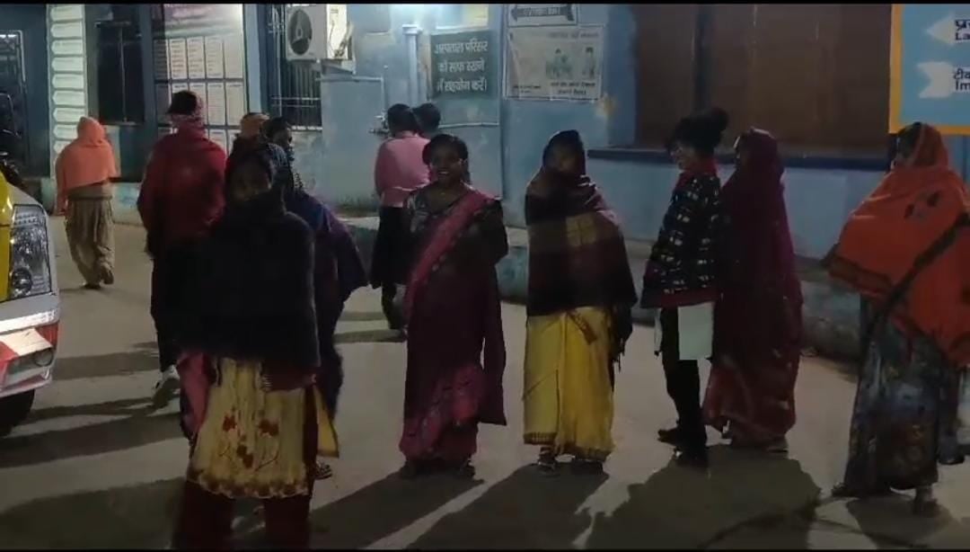समस्तीपुर: जमीनी विवाद में सौतले भाई के बेटे की गोली मारकर हत्या, पोस्टमार्टम नहीं होने पर परिजनों ने जमकर काटा बवाल, पढें क्या है मामला