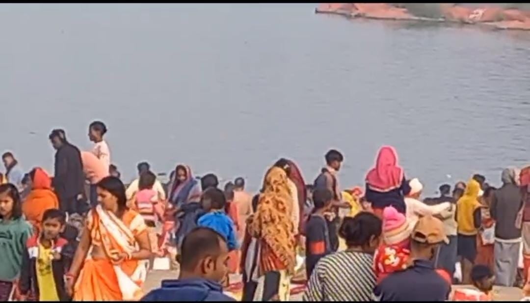 जमशेदपुर में कार्तिक पूर्णिमा पर लोगों ने लगाई आस्था की डुबकी, किया दान पुण्य