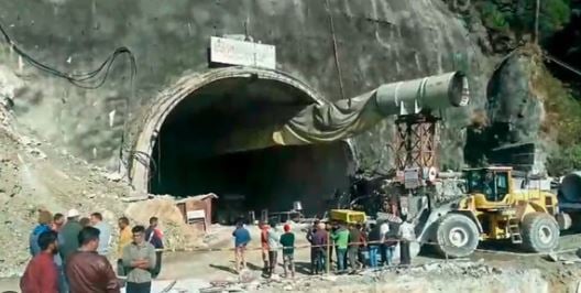 Uttarakhand Tunnel Collapse Update:-उत्तरकाशी टनल में फंसे 41 मजदूरों की जान बचाने के लिए जद्दोजहद जारी, पीएम मोदी के प्रमुख सचिव भी पहुंचे