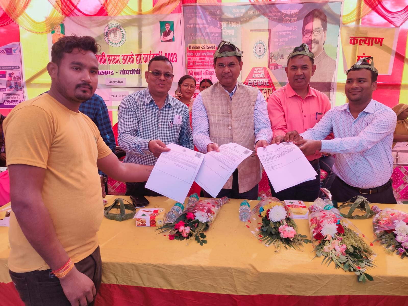 धनबाद: किसी को ऑन स्पॉट मिल रही पेंशन की स्वीकृति तो कोई पा रहा साइकिल के लिए चेक
